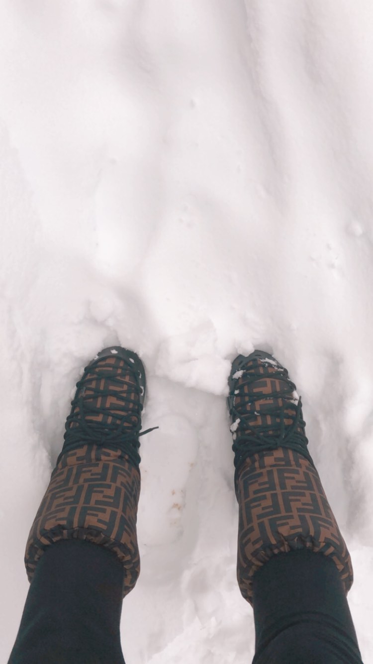 Спокуслива Снігуронька: Кайлі Дженнер засипала мережу гарячими фото в облягаючому комбінезоні