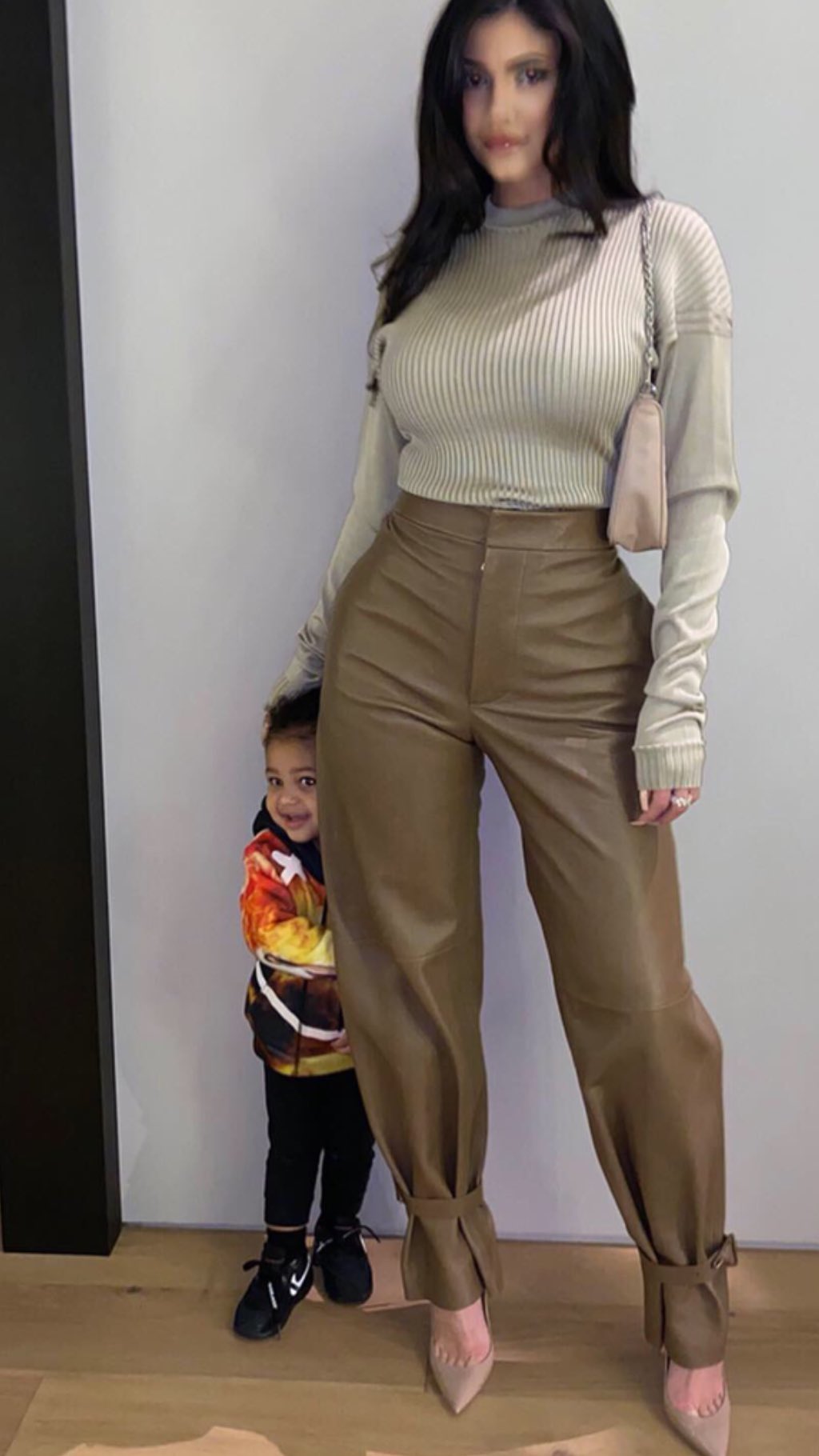 Уроки стиля: Кайли Дженнер демонстрирует, с чем носить кожаные брюки