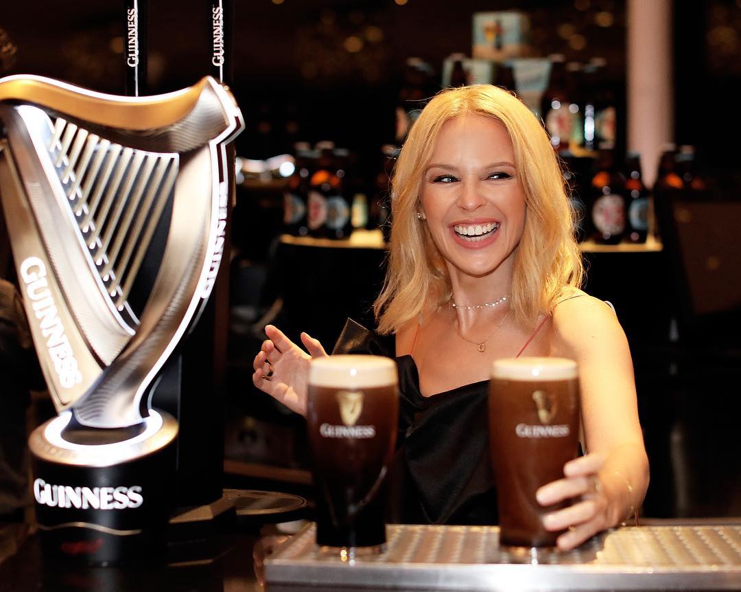 Знаменитая певица засветилась в топе от украинского дизайнера