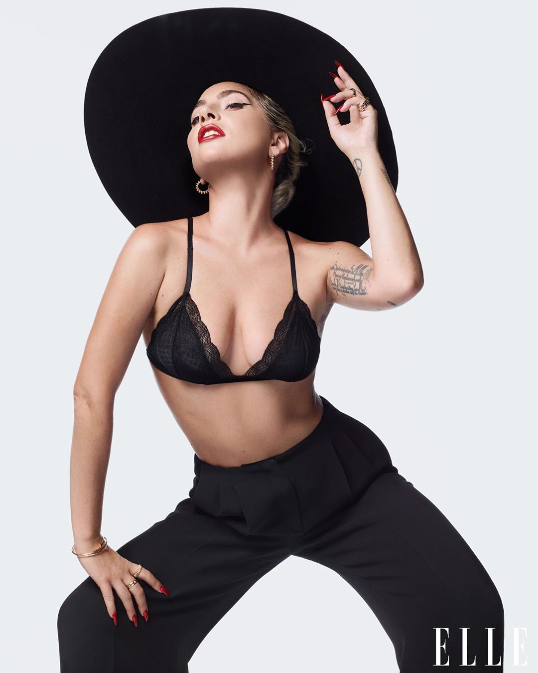 В золоте и шелке: Леди Гага блистает в роскошной фотосессии для американского ELLE