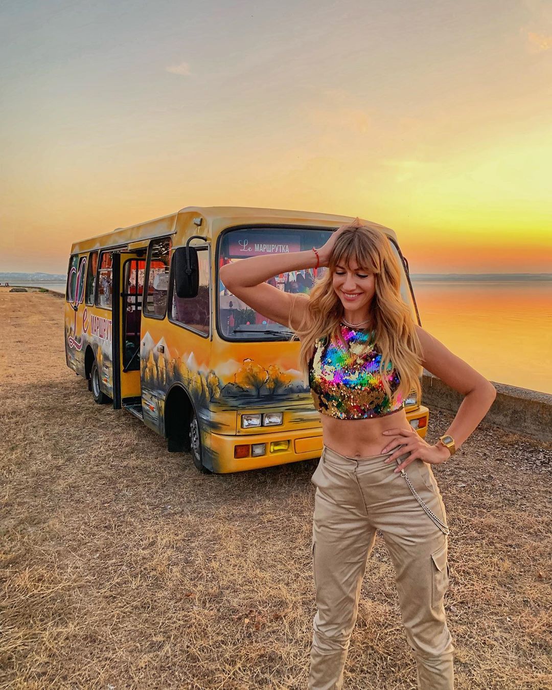 Блестящая Леся Никитюк засветила подтянутый животик в коротком топе