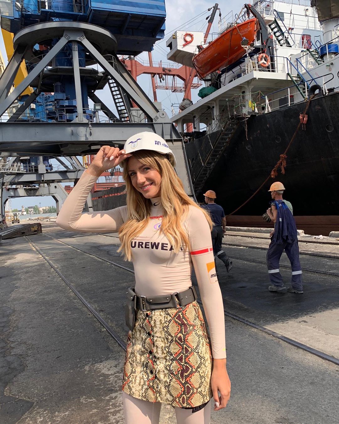 Спортивна крихітка: Леся Нікітюк підкорює фігурою в екстремально облягаючому комбінезоні