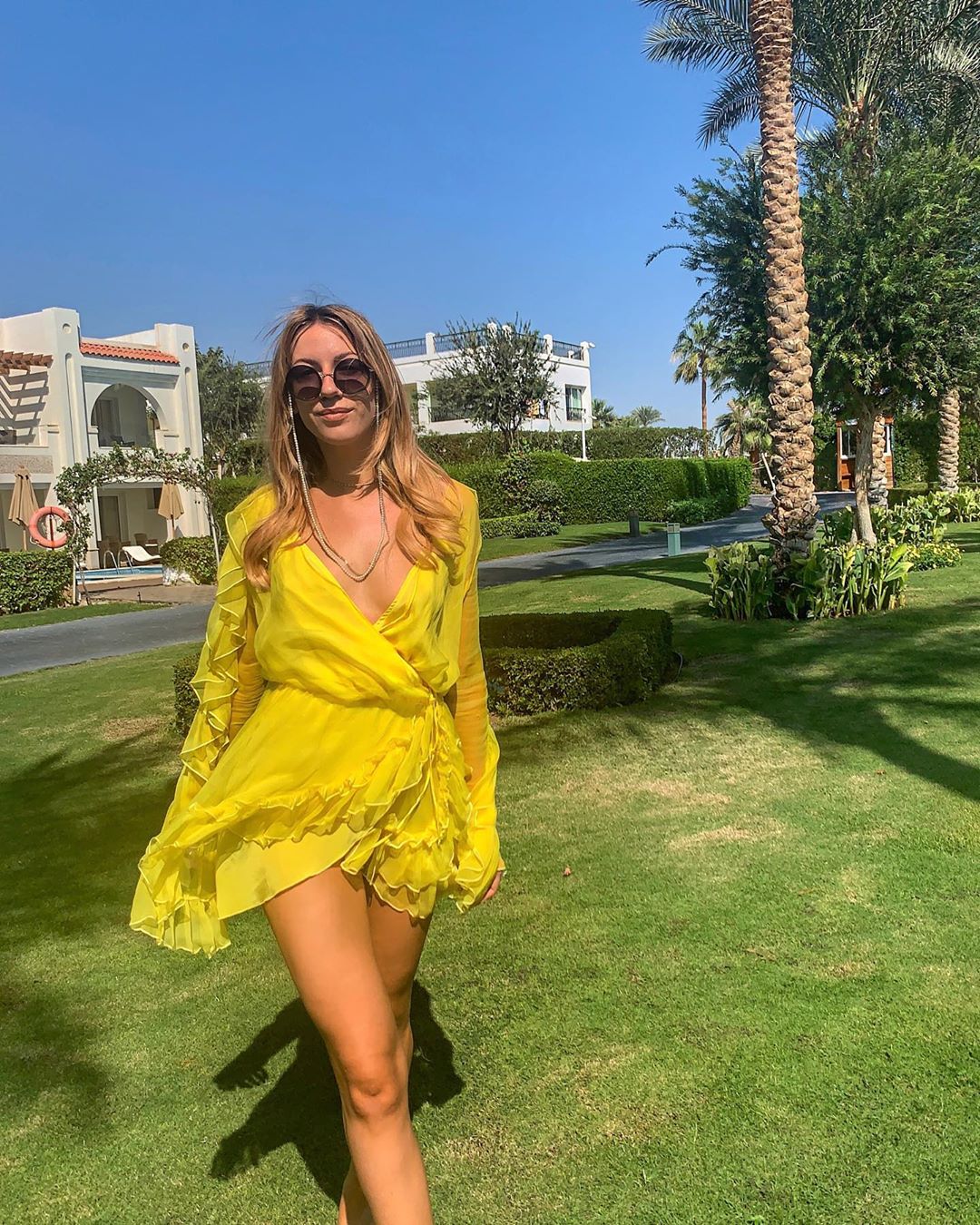 О боги-ноги: Леся Никитюк в мини-платье покорила длиной и стройностью ножек