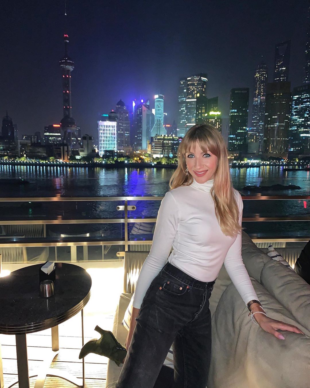 "Штаны лопнули от радости": Леся Никитюк поразила "космическими" фото с видами Шанхая
