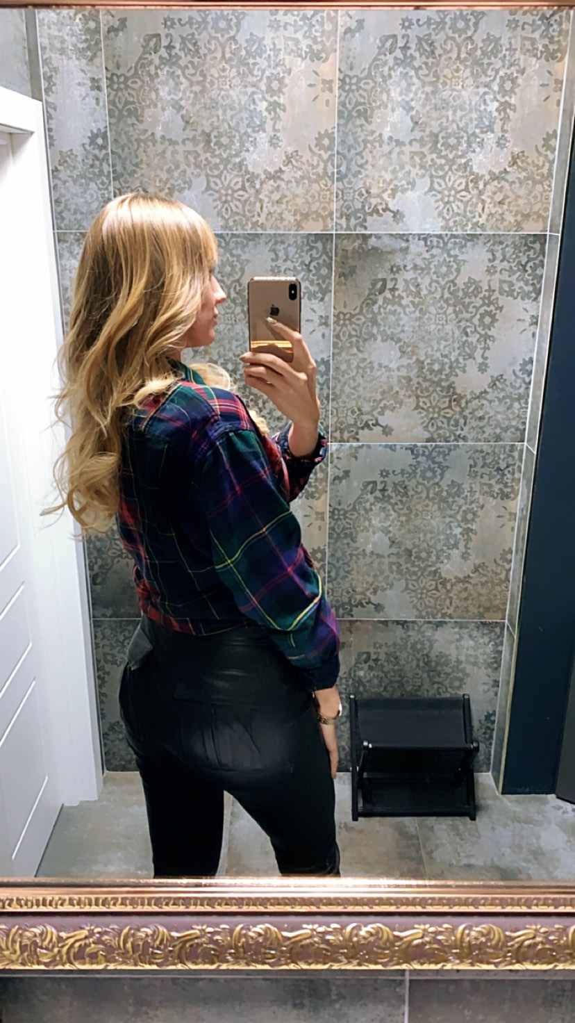 Відмінна фігура: Леся Нікітюк в шкіряних легінсах стильно пройшлася по Києву