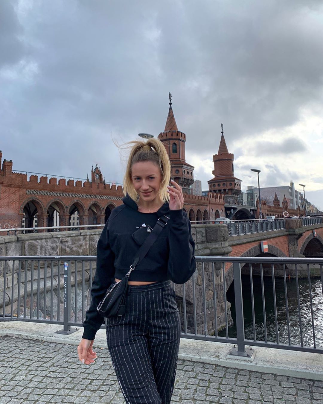 Німб або НЛО? Леся Нікітюк спантеличила фанів знімком з Берліна