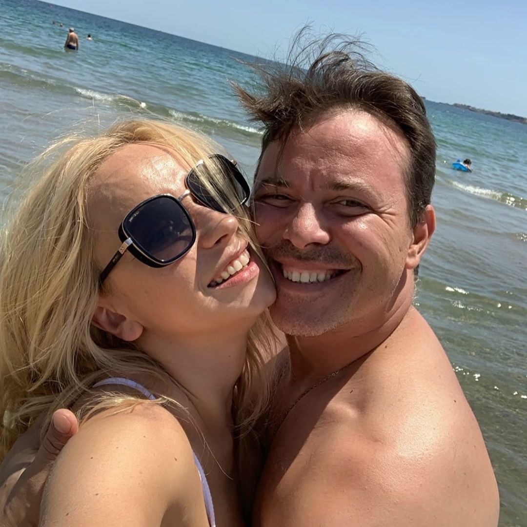 Щаслива Лілія Ребрик засвітила фігуру в купальнику на пляжі в Болгарії