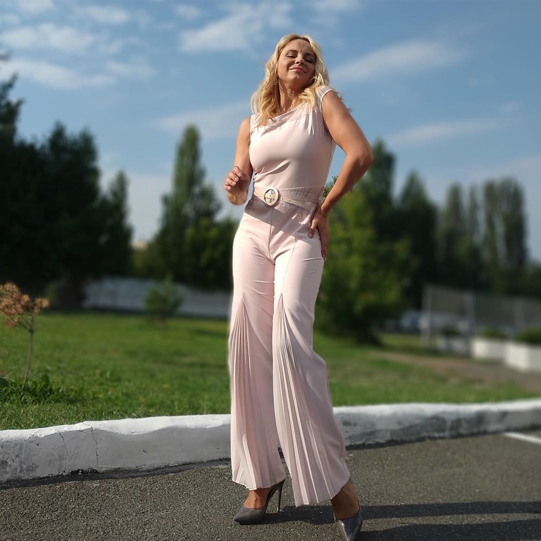 Лилия Ребрик покорила эффектным образом в стильном комбинезоне