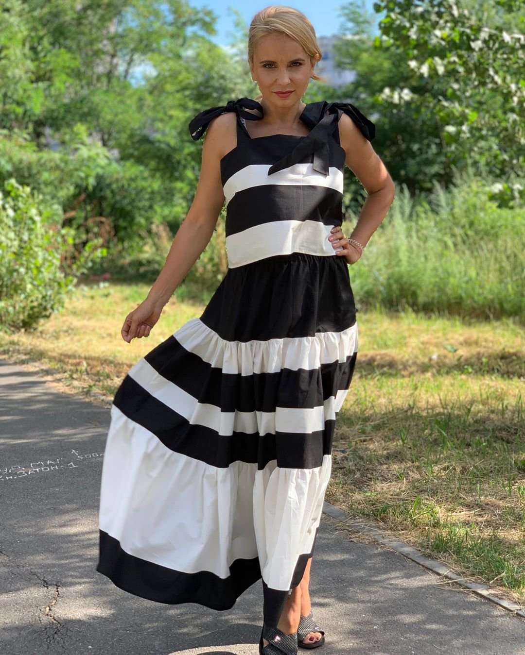 Лилия Ребрик похвасталась эффектным образом в полосатом платье