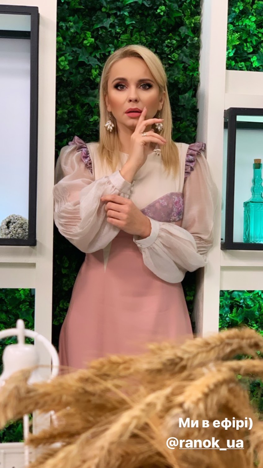 Тайное женское оружие: Лилия Ребрик в образе "крепостной" покорила грацией