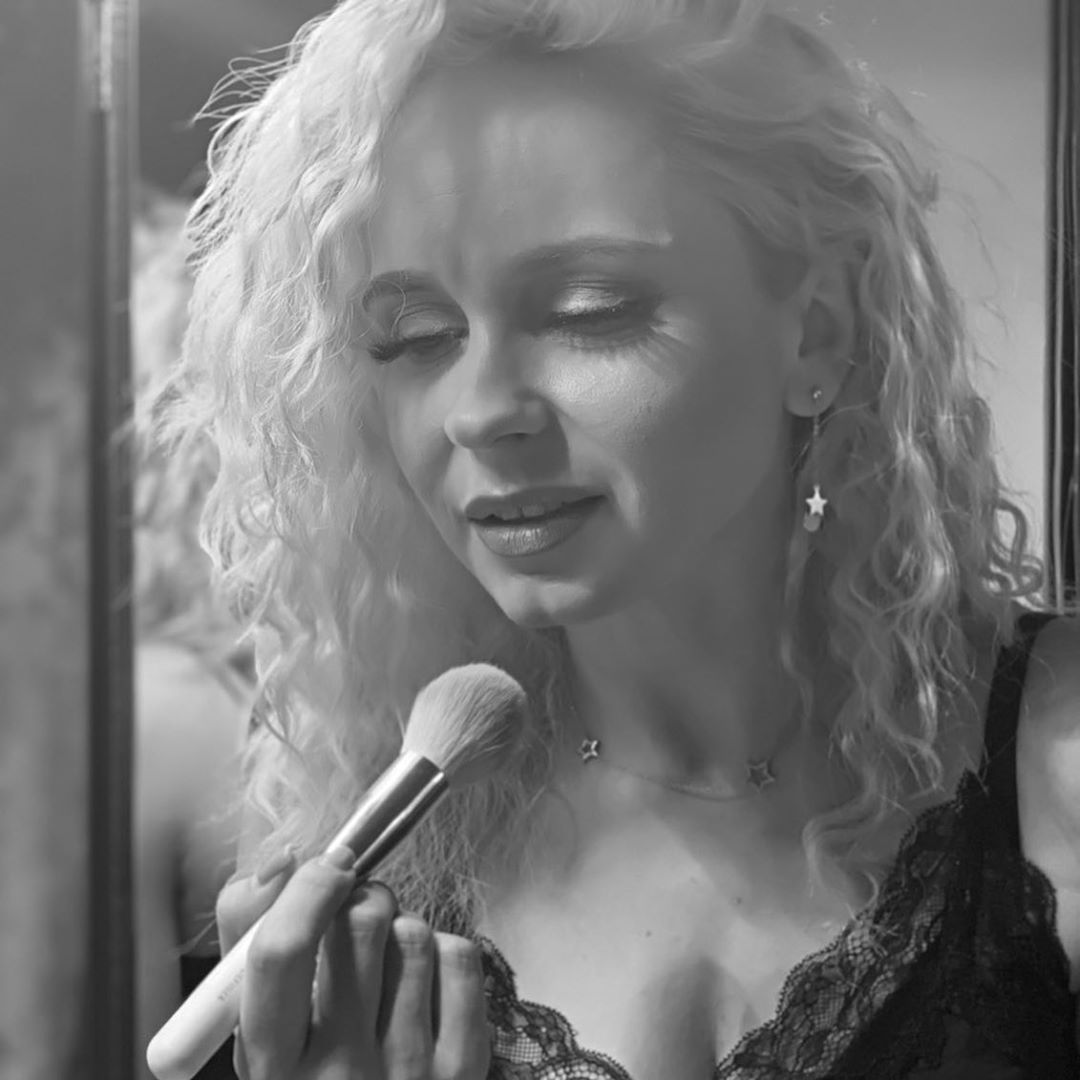 Нежная и чувственная: Лилия Ребрик заворожила атмосферными кадрами из гримерки