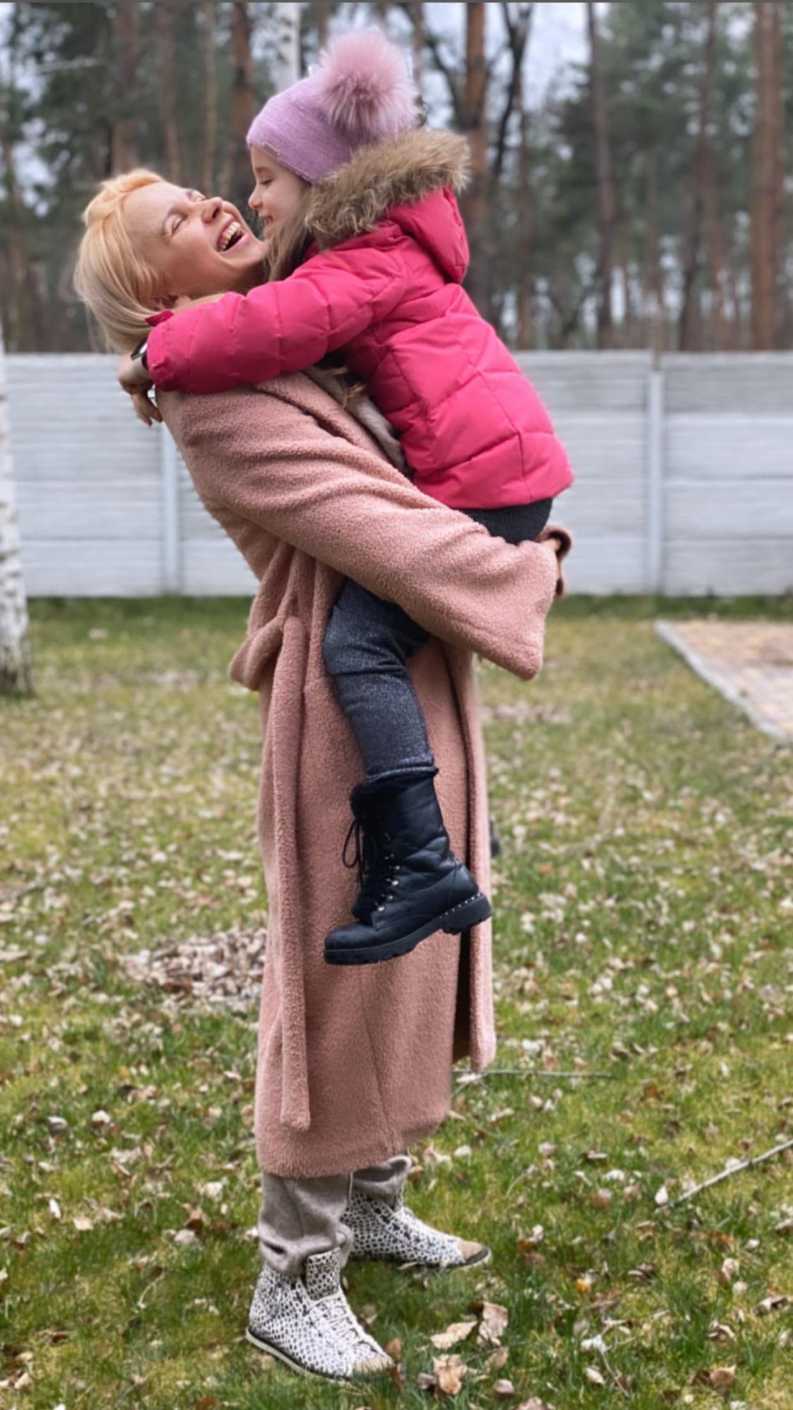 Счастливое трио: нежная Лилия Ребрик умилила подарками от дочек и мужа