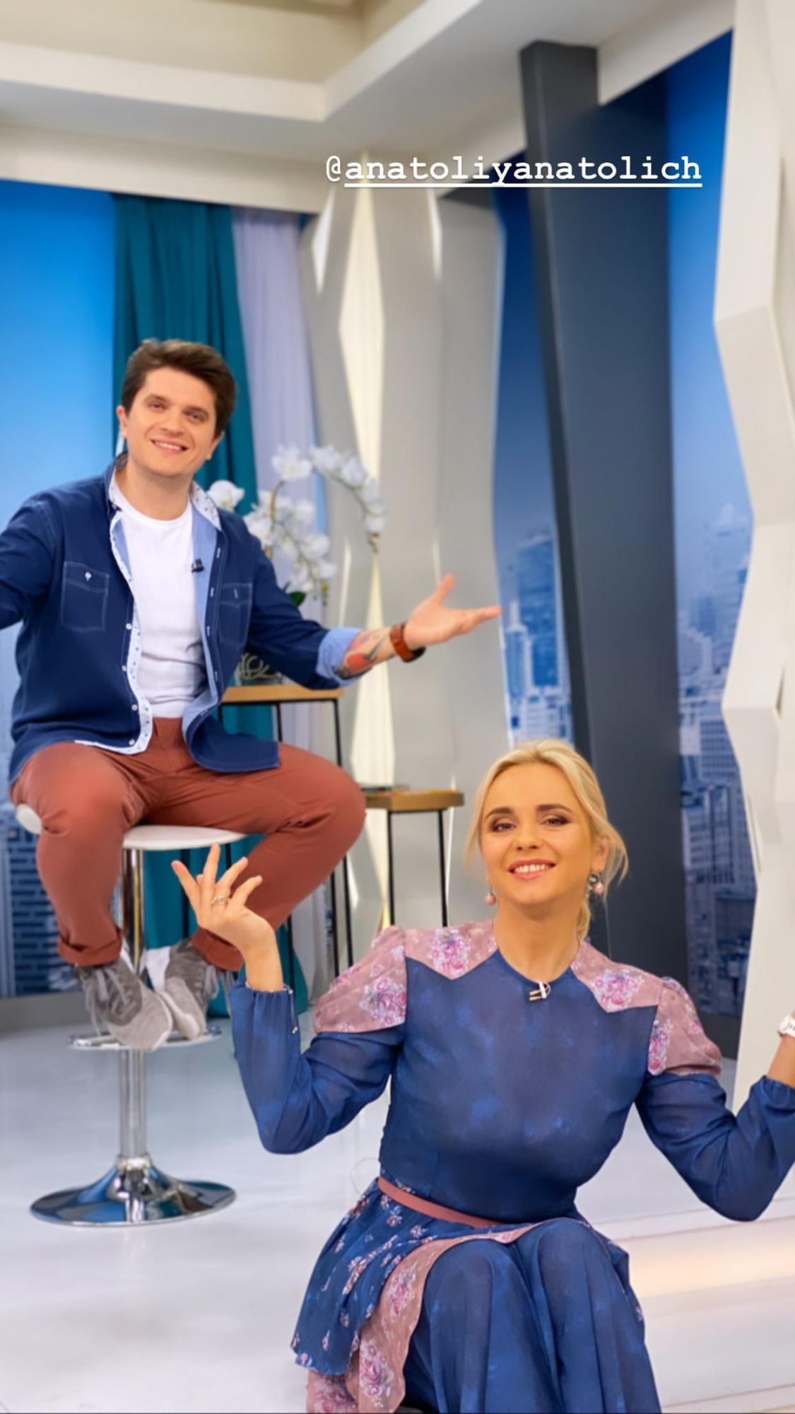 Романтичная Лилия Ребрик в воздушном платье очаровала зажигательным танцем в студии