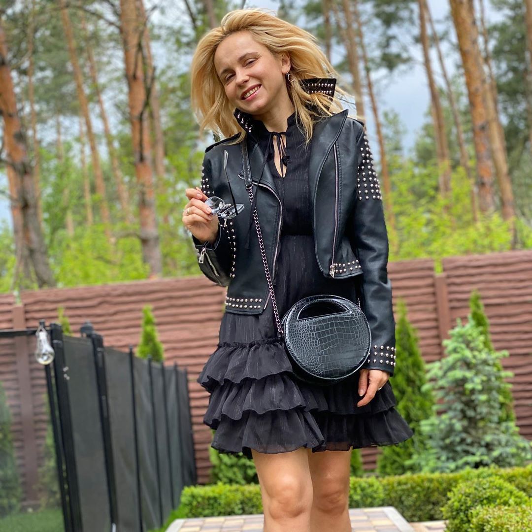 Лілія Ребрик в стильному total black образі привітала всіх блондинок зі святом