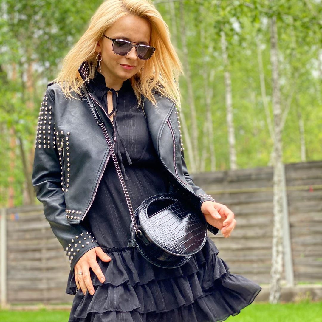 Лілія Ребрик в стильному total black образі привітала всіх блондинок зі святом