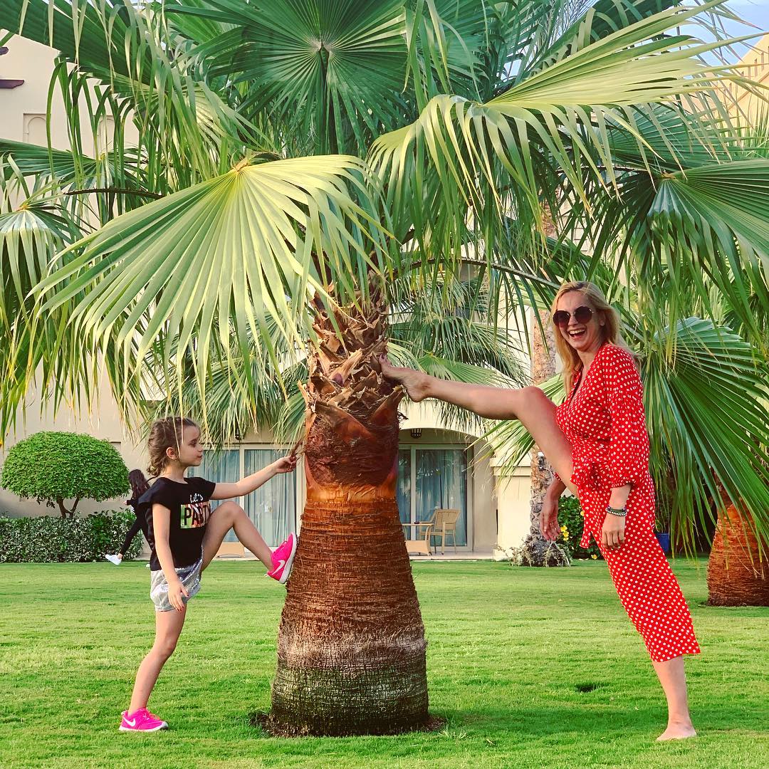 "Передаю вміння": Лілія Ребрик з донькою захопили розтяжкою на барвистих фото