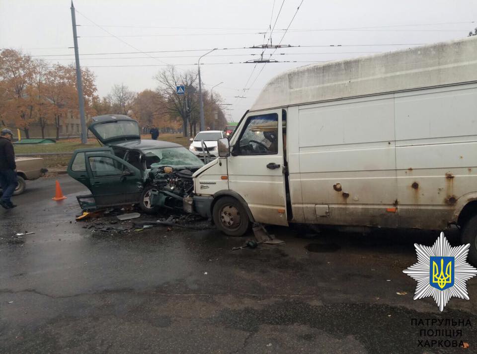 В Харькове легковой автомобиль столкнулся с микроавтобусом, есть пострадавшие