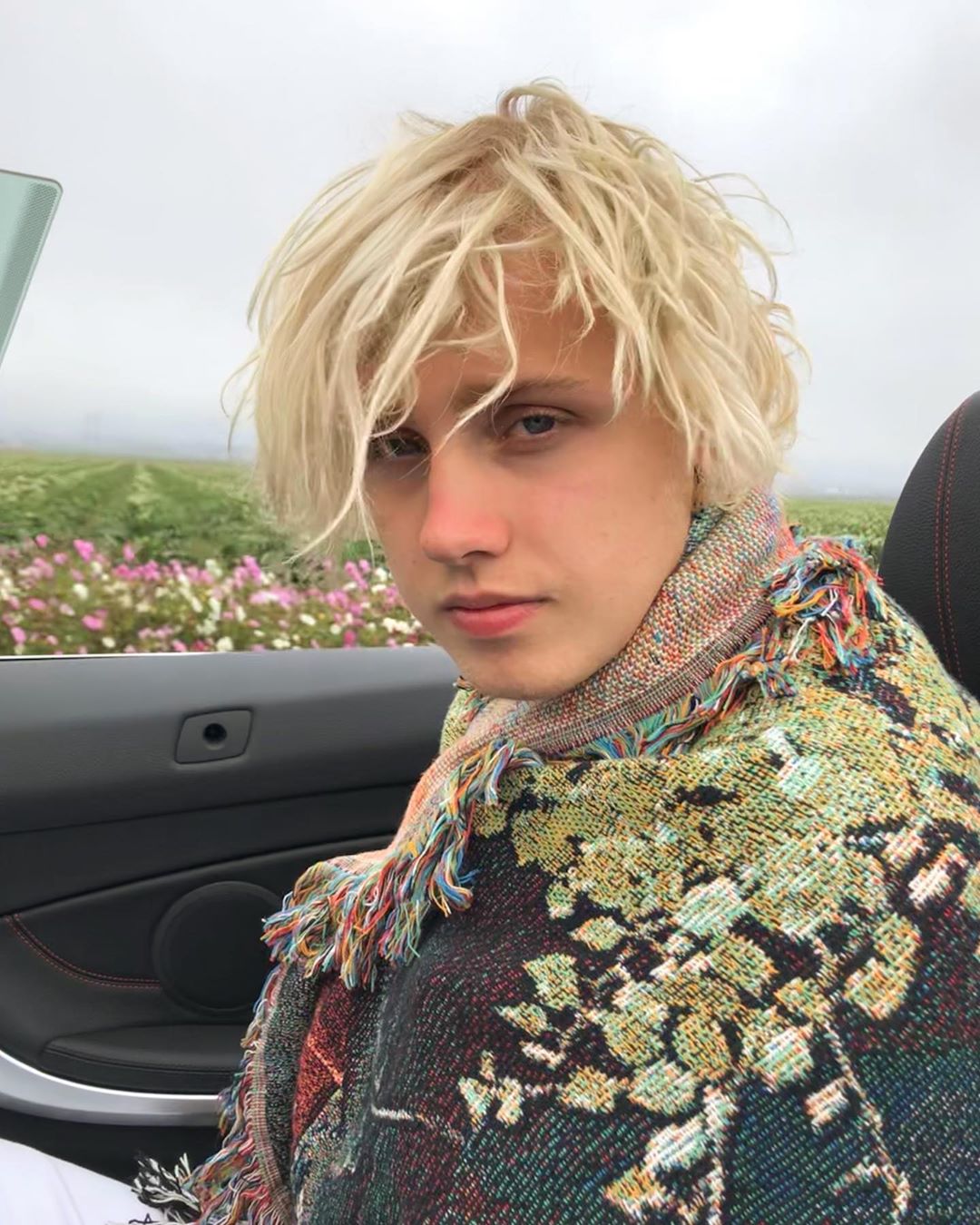 Словно подросток: 37-летняя Наталья Водянова восхитила стройными ногами в мини-юбке