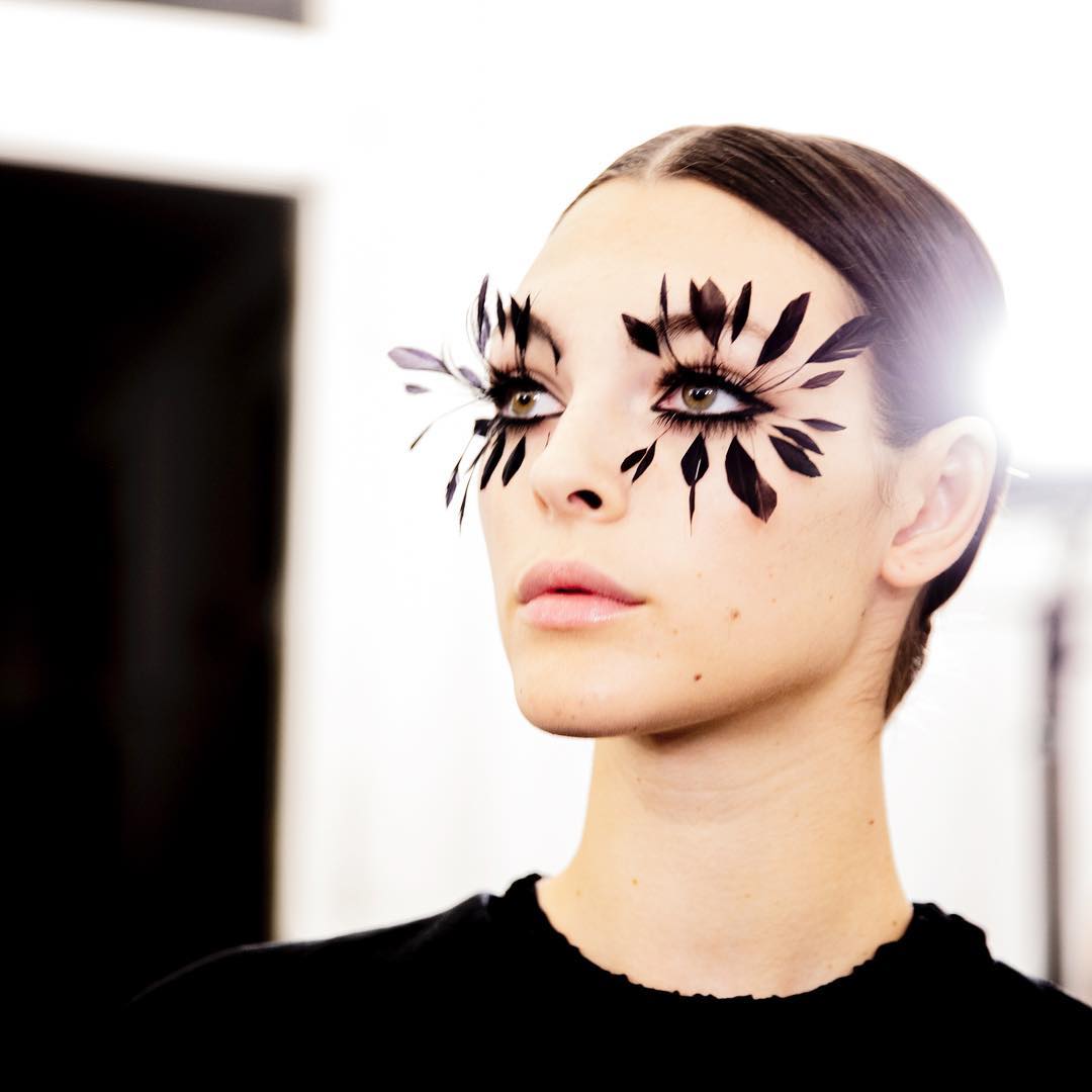 Вії-пір'я: головний б'юті-тренд Тижня високої моди продовжує підкорювати світ