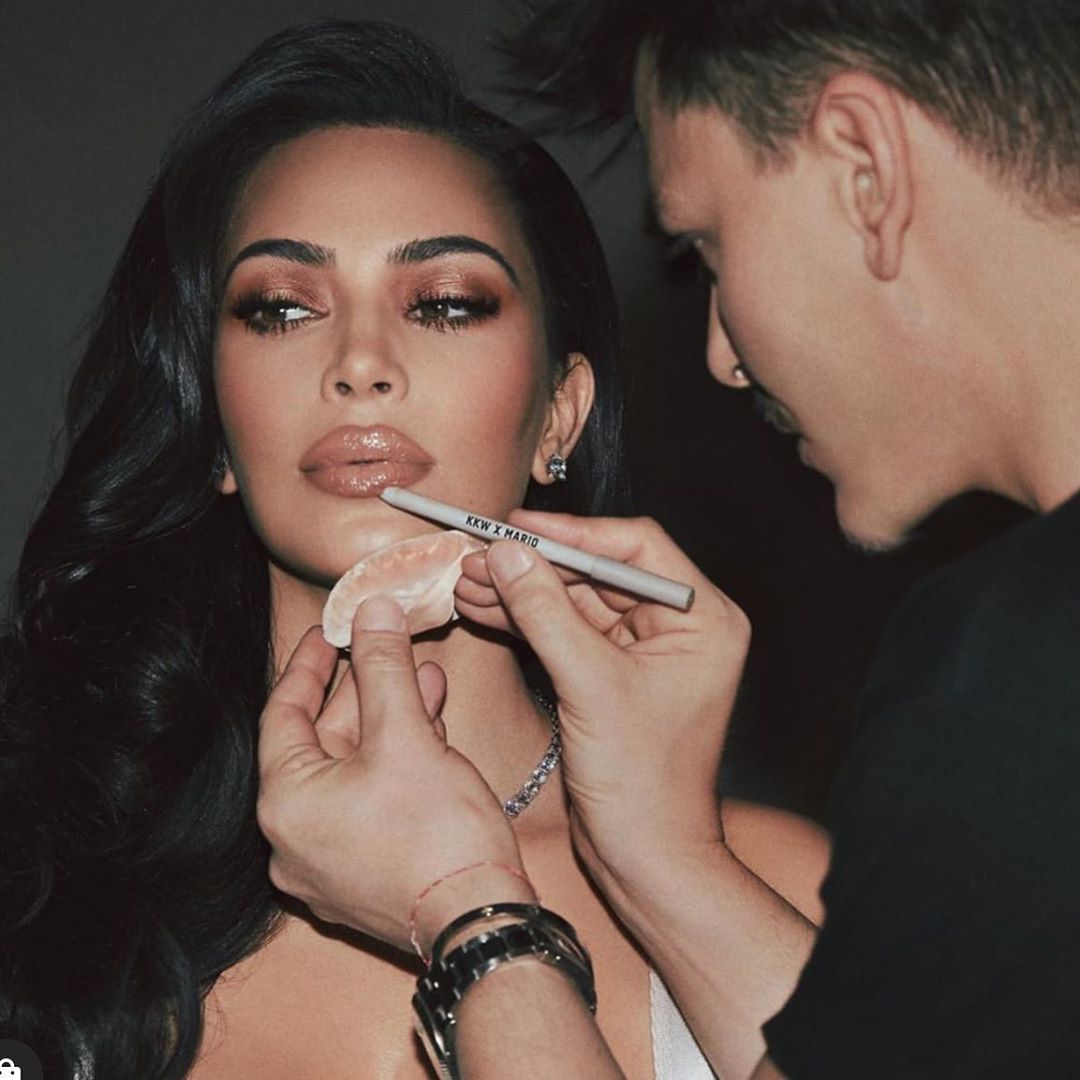 В білій сукні і діамантах: Кім Кардашян показала спокусливі форми в розкішному вбранні