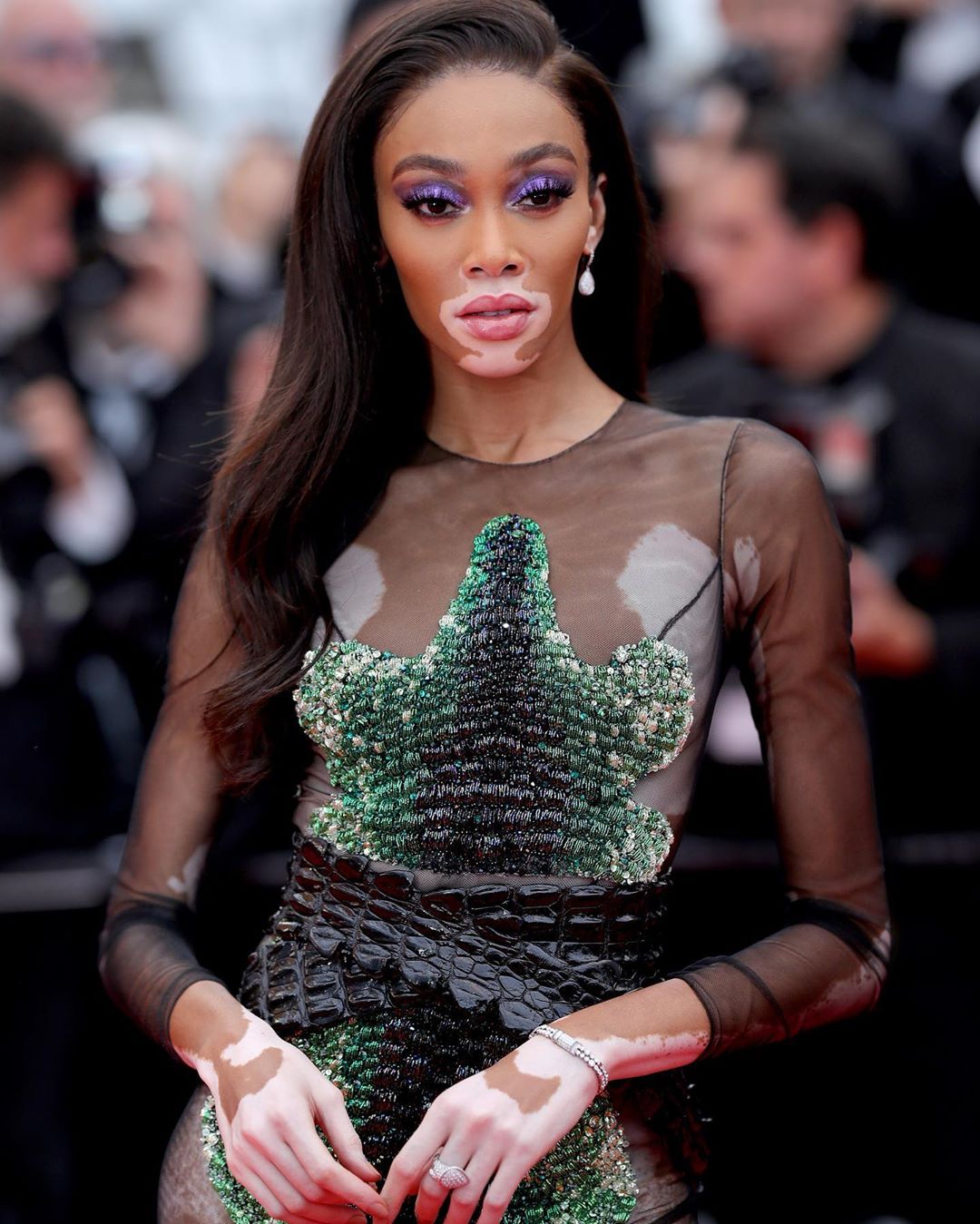 Опасна, и это прекрасно: Винни Харлоу блистает в Каннах в "голом" платье с крокодилом