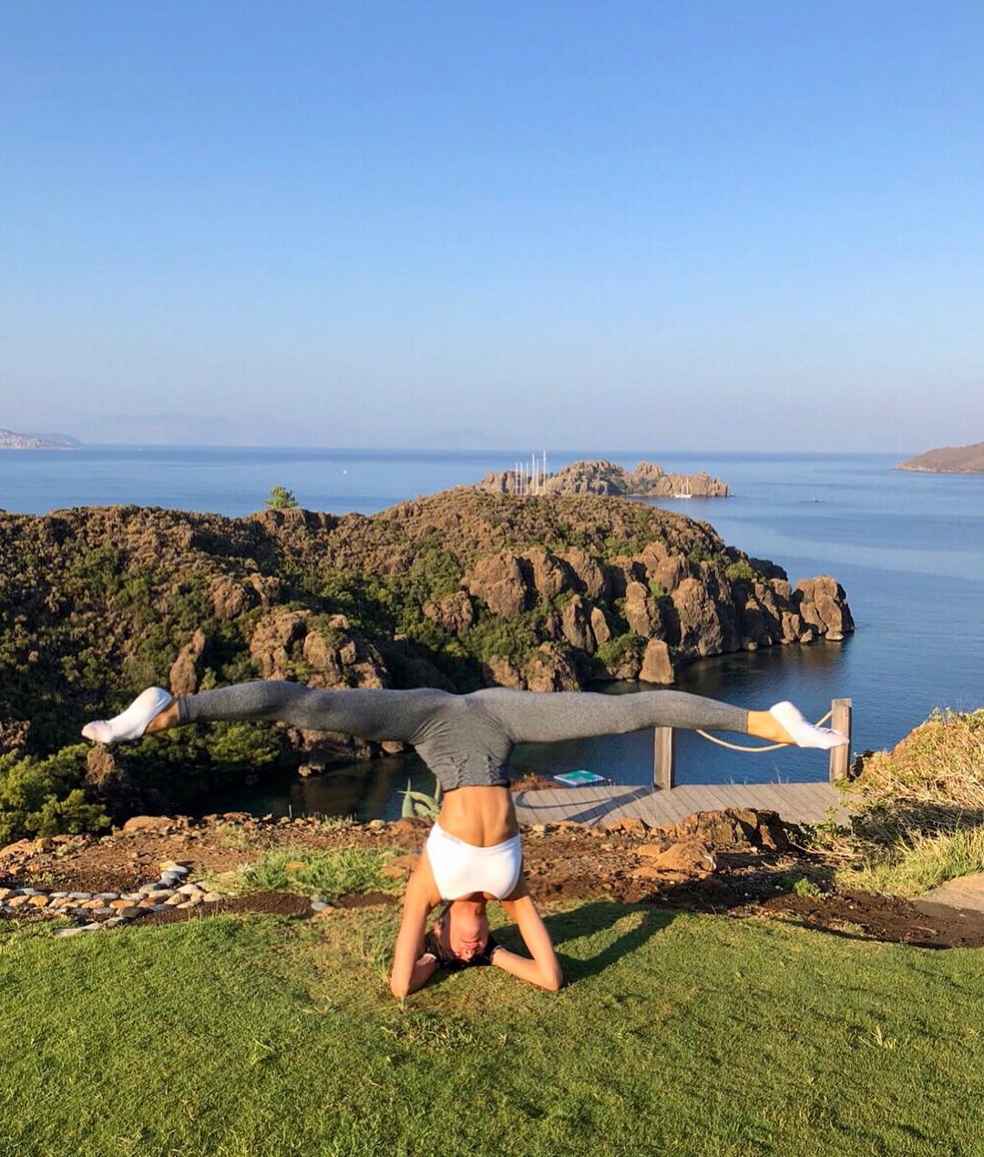 Мисс Украина 2019 светит ягодицами в шпагате... и вышивает иконы