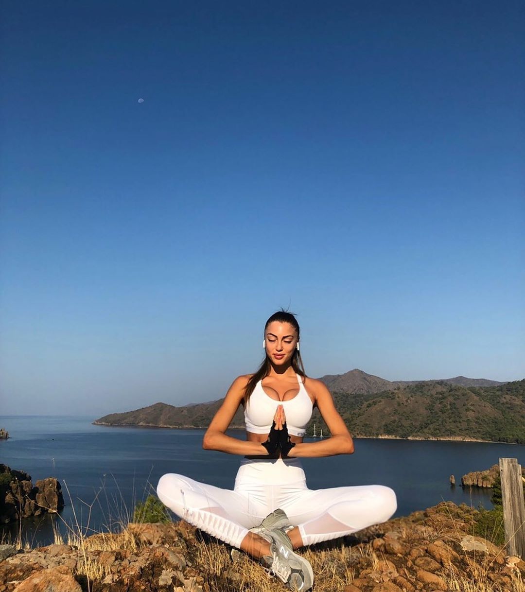 Мисс Украина 2019 светит ягодицами в шпагате... и вышивает иконы