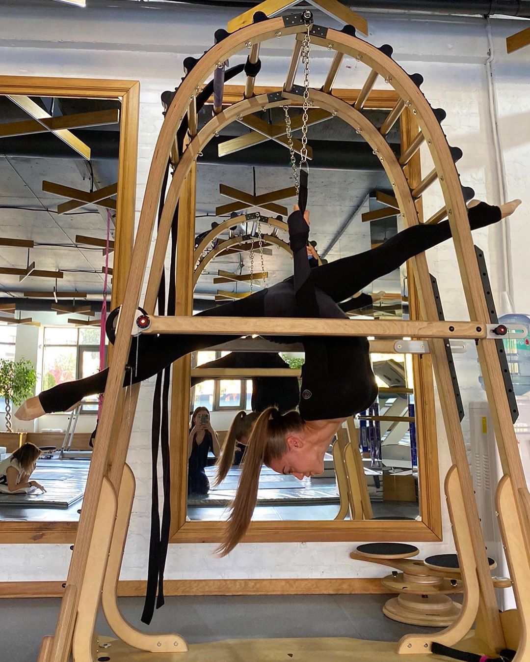 Міс Україна 2019 зводить з розуму пластикою пантери в підвісному шпагаті (відео)