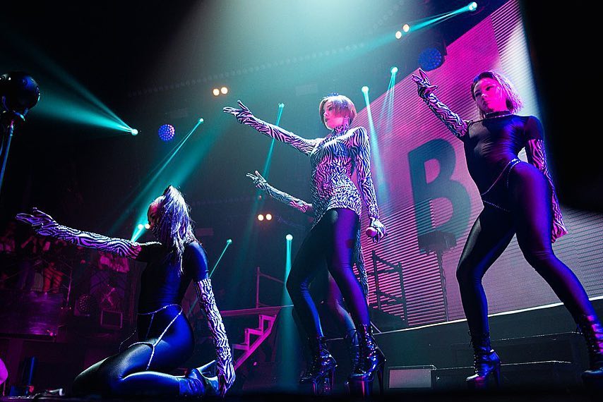 Цілий концерт на колінах: MARUV відтанцювала перед москвичами (фото)