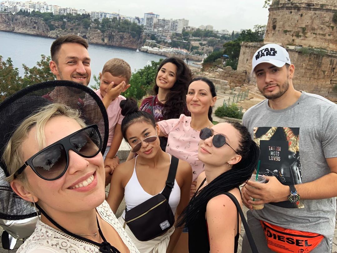 MARUV обпікає пластикою кішки в латексному костюмі і поліцейському кашкеті