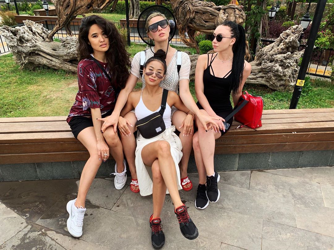 MARUV обпікає пластикою кішки в латексному костюмі і поліцейському кашкеті