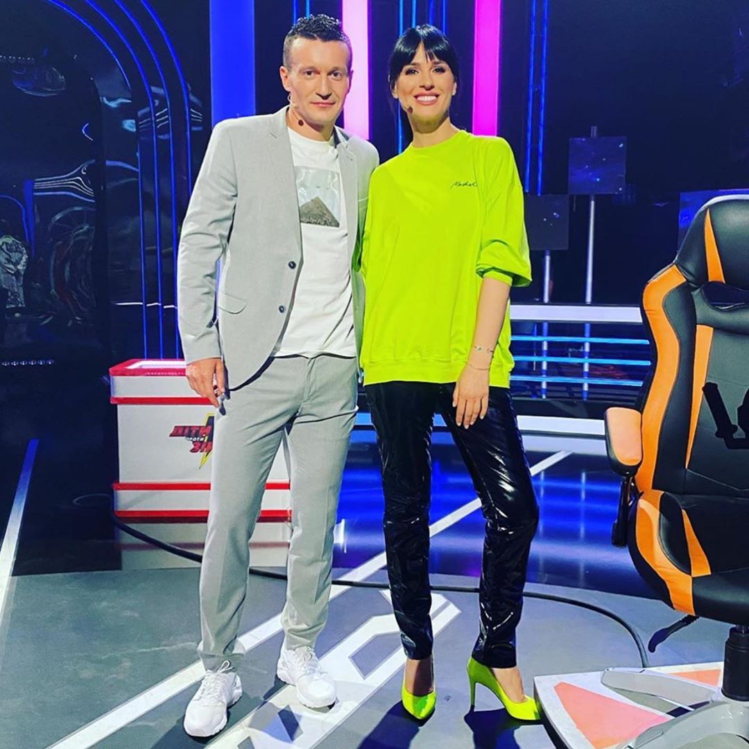 В латексе и на шпильках: Маша Ефросинина в эффектном образе похвасталась стройной фигурой