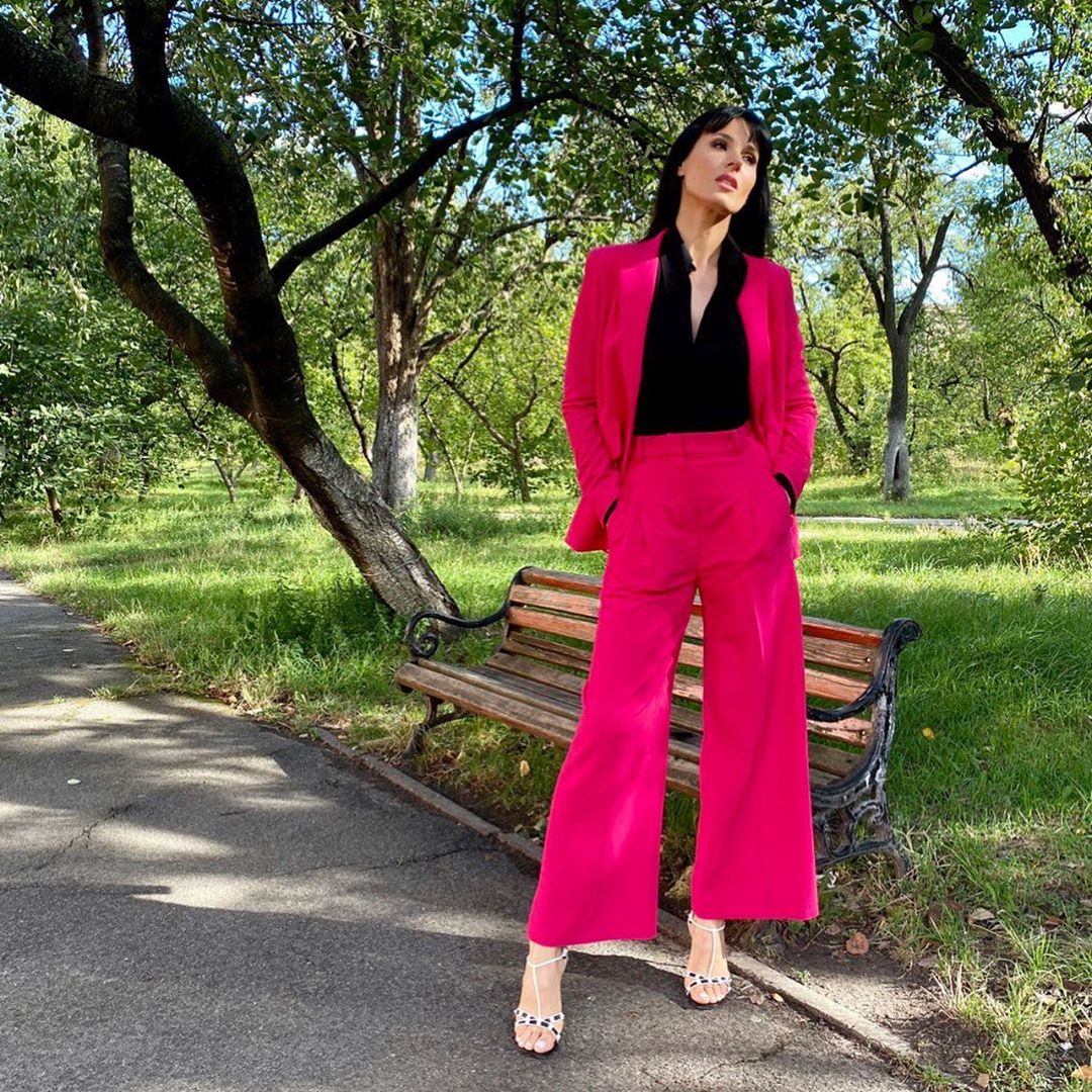 Глаз не оторвать: стильная Маша Ефросинина показала, как носить брючный костюм