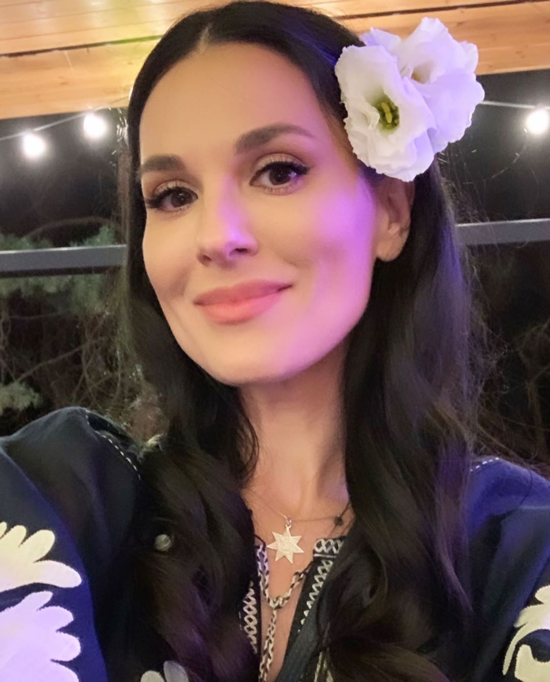 Девушка-цветок: нежная Маша Ефросинина позабавила стишком про осень