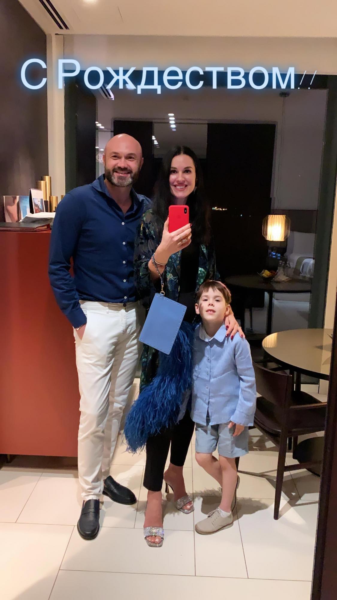 Эффектная Маша Ефросинина в роскошном образе показала семейную идиллию на отдыхе