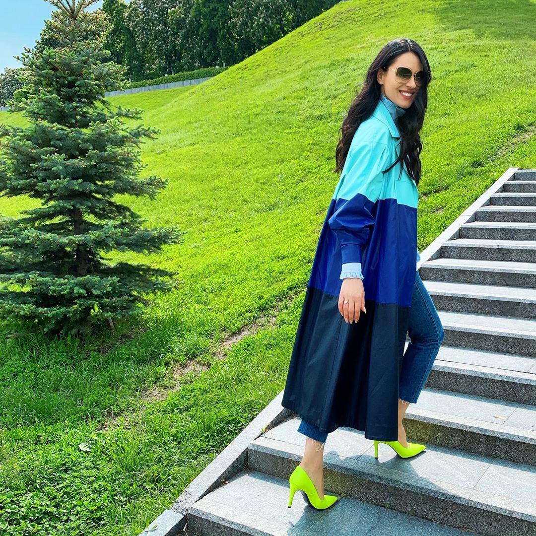 Стильная Маша Ефросинина очаровала ярким неоновым "луком"