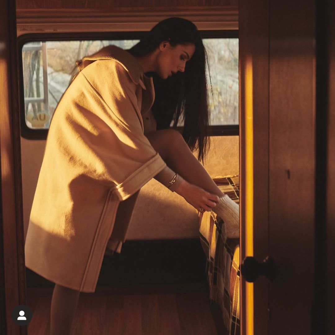 "Шикарна навіть у шкарпетках": Маша Єфросиніна показала зручний одяг для подорожей