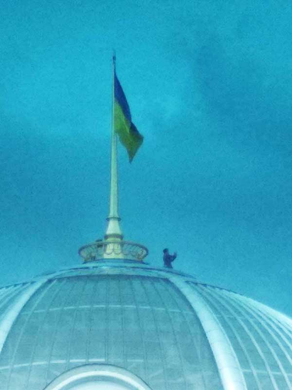 Романтик на крыше Рады: стало известно имя мужчины