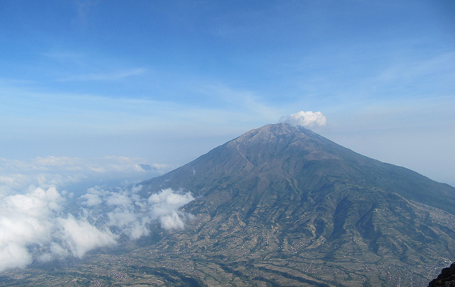 В Индонезии из-за извержения вулкана закрыли аэропорт