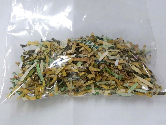 Склеювала гроші місяць: жінка розрізала в шредері велику суму