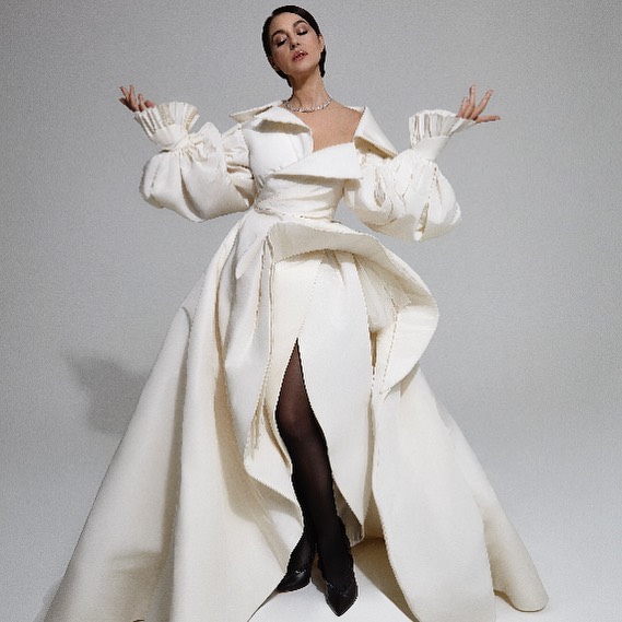 Оце поворот: Моніка Беллуччі повторила "весільний" образ Тіни Кароль