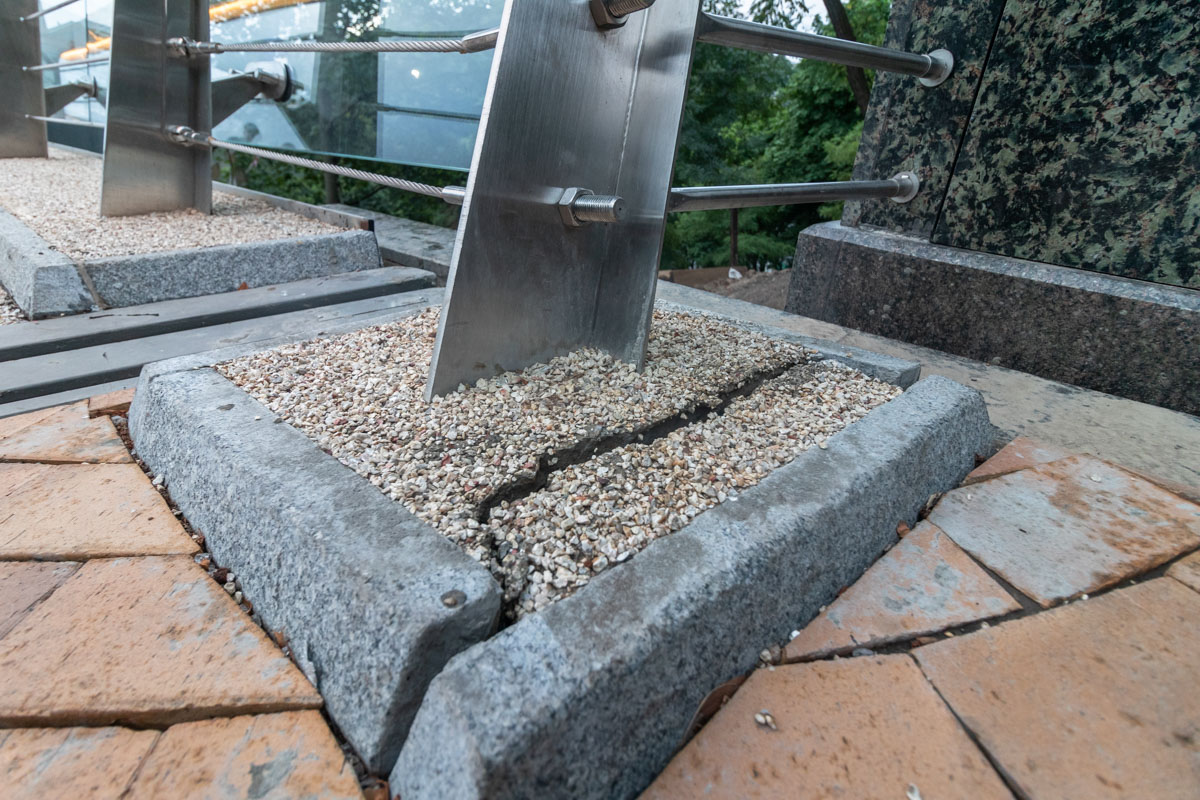 Появились трещины: в Киеве новый мост вызывает опасения у людей