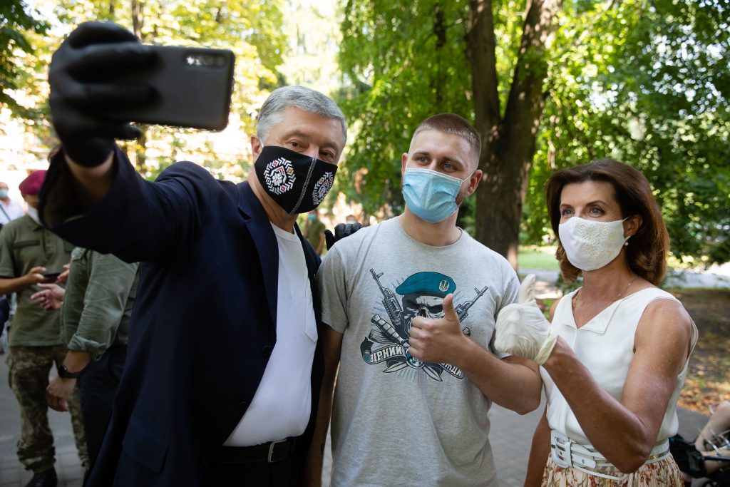 Здобутки реформи ЗСУ та сектору безпеки майже зупинені, - Порошенко