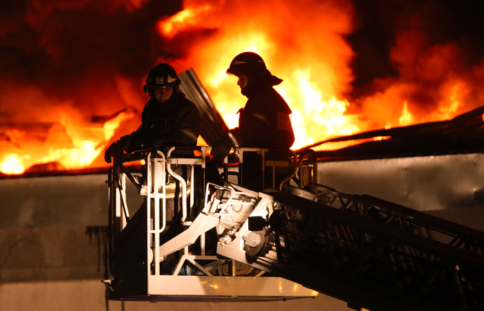 В результате пожара на складе в Москве погибли 8 спасателей