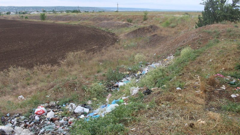 Міжнародну трасу на підступах до Одеси перетворили на смітник (фото)