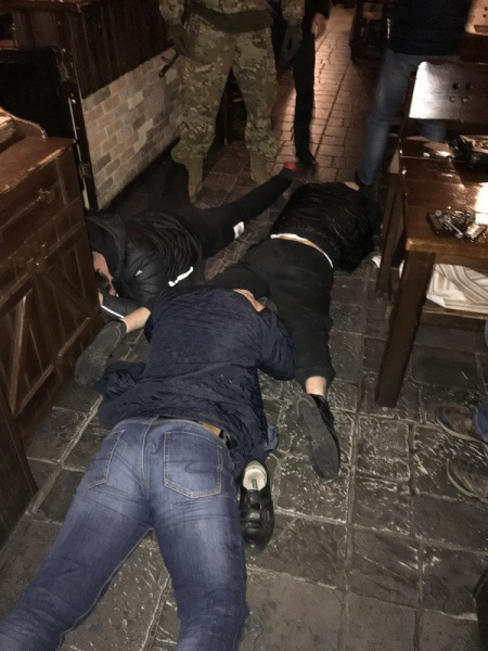 На Донбасі СБУ затримала угрупування рекетирів