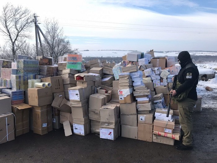 На Донбассе в "серой зоне" обнаружили склады с контрафактными сигаретами