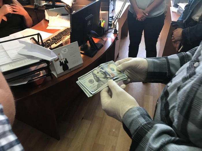 У Черкасах на хабарі затримали держвиконавця управління юстиції
