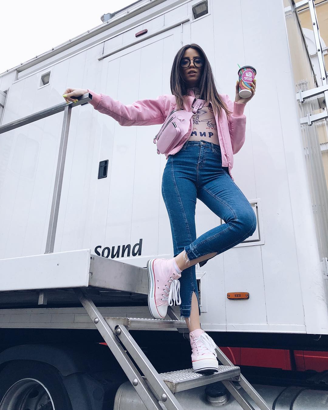 Стильная пацанка: выбираем лучший бунтарский образ Дорофеевой