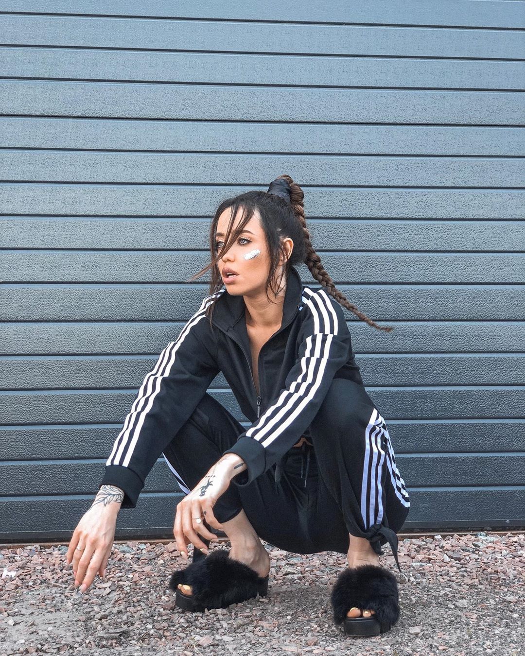 На корточках и в тапках: Надя Дорофеева поразила дерзким спортивным образом